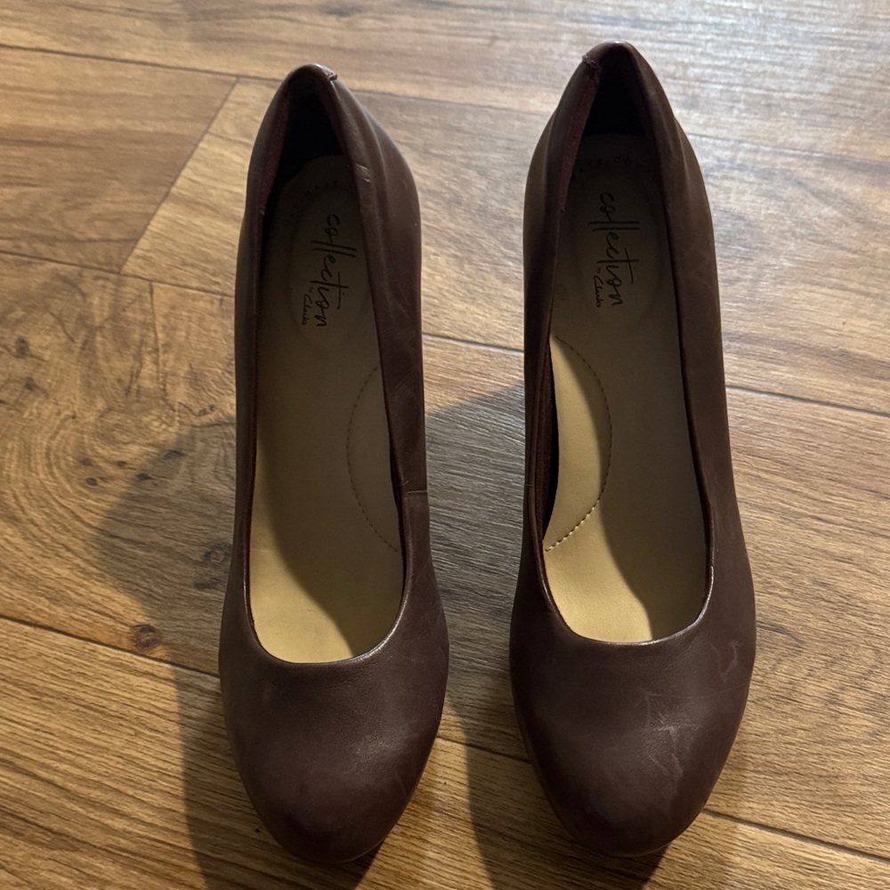 Clarks Women's Brown Round-Toe Leather Pumps